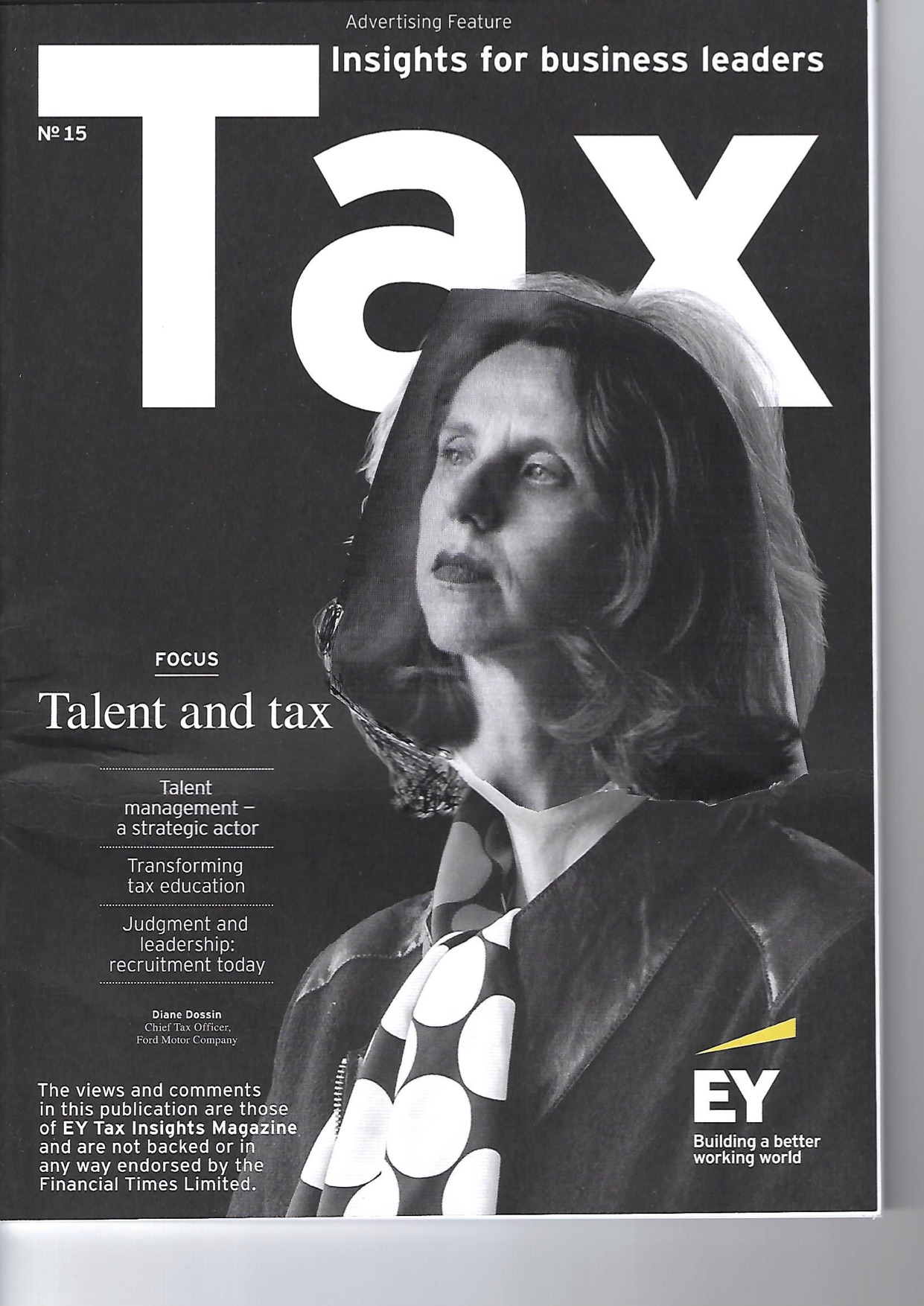 Sissi Tax schaut stolz aus. Das Gesicht von Sissi Tax ist collagiert in das Titel-Bild der Zeitschrift «Tax». «Tax» heisst «Steuer» auf Deutsch. Eine Collage besteht aus Aus-Schnitten. Die Aus-Schnitte sind zu einem Bild zusammen-geklebt.